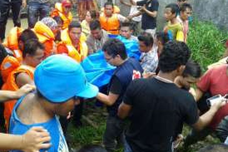 Evakuasi korban terseret arus sungai di Manado