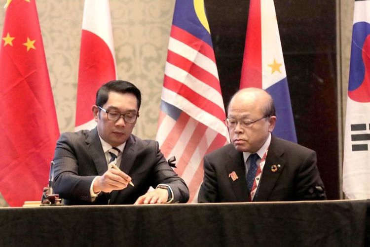 Gubernur Jawa Barat Ridwan Kamil menghadiri General Session Kongres Pemda Se-Asia Timur ke-11 dilanjutkan penandatanganan MoU Pemdaprov Jabar dan Shizuoka Prefecture di Trans Luxury Hotel, Kota Bandung, Kamis  (24/11/2022) malam.