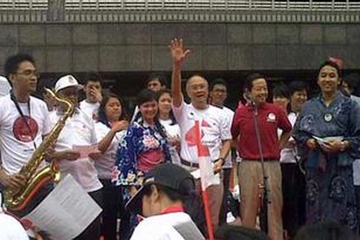Sejumlah Warga Kota Jakarta Menyanyikan Sejumlah Lagu untuk Semangati Jepang