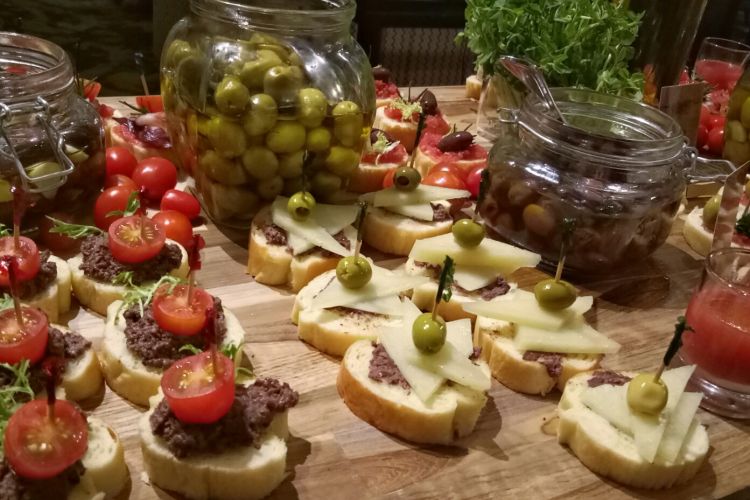 Beberapa jenis hidangan dalam Tapas, antara lain gazpacho, empenados dengan cita rasa segar dari daging ikan dan sayuran. Lalu ada pinchitos, croquetas, empanades yang goreng dengan citarasa gurih,  churros dan creama catalana yang begitu manis.