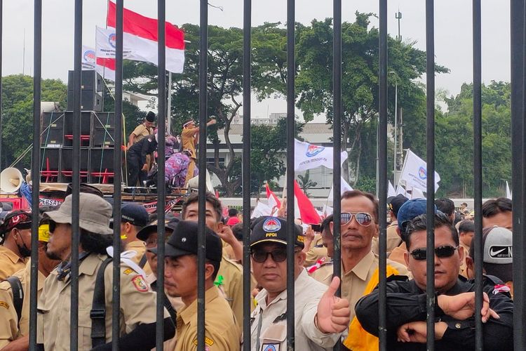 Aksi demonstrasi dari persatuan perangkat desa seluruh Indonesia di depan Gedung DPR, Rabu (25/1/2023)