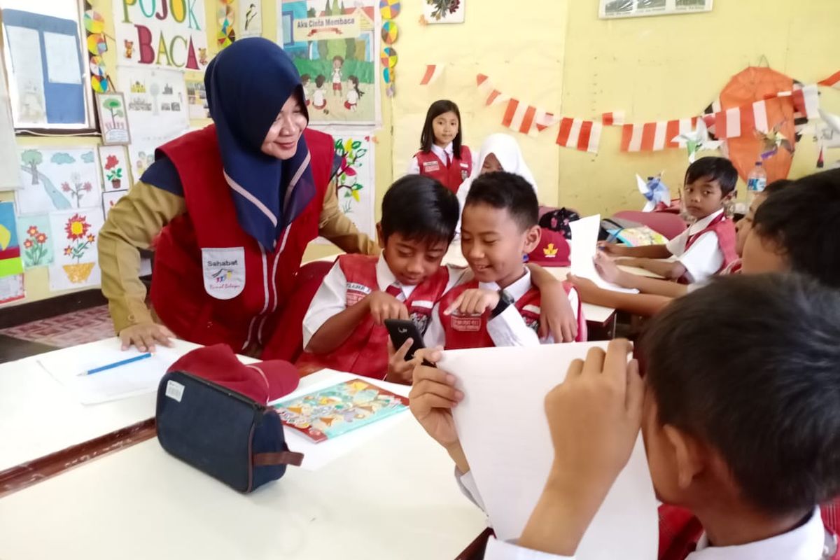 Sasha, Fasilitator Daerah Program Pintar Tanoto Foundation, Guru SD Negeri 027 Tenggarong Seberang, Kutai Kartanegara, Kalimantan Timur menyanding penggunaan gawai dalam proses pembelajaran inovatif.