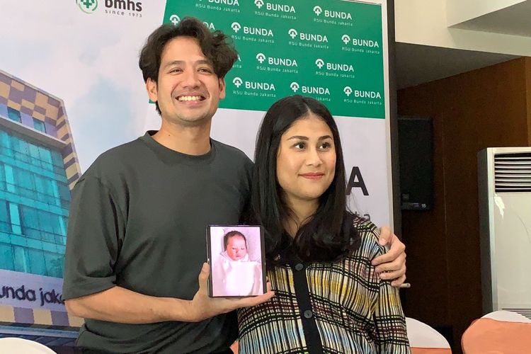 Aktor dan presenter Tarra Budiman dan istrinya Gya Sadiqah saat ditemui dalam jumpa pers terkait kelahiran putri kedua mereka di RSU Bunda Menteng, Jakarta Pusat, Minggu (4/9/2022).