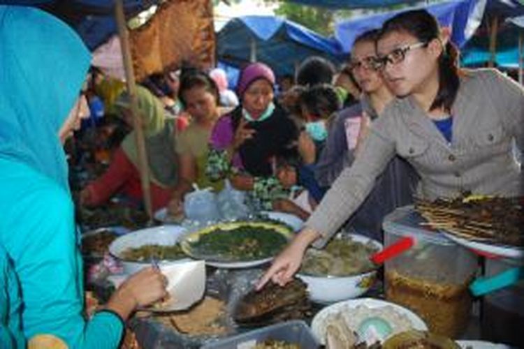 Penjual dan pembeli telur mimi. Kompas.com/slamet priyatin