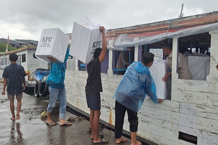 Logistik pemilu 2024 yang sempat ditarik diangkut oleh beberapa orang ke atas kapal di Pelabuhan Paotere untuk didistribusikan kembali ke wilayah pulau Kecamatan Sangkarrang Makassar, Sulsel, Senin (12/2/2024)