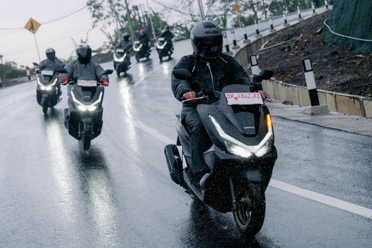 Touring Honda PCX 160 RoadSync di Bali