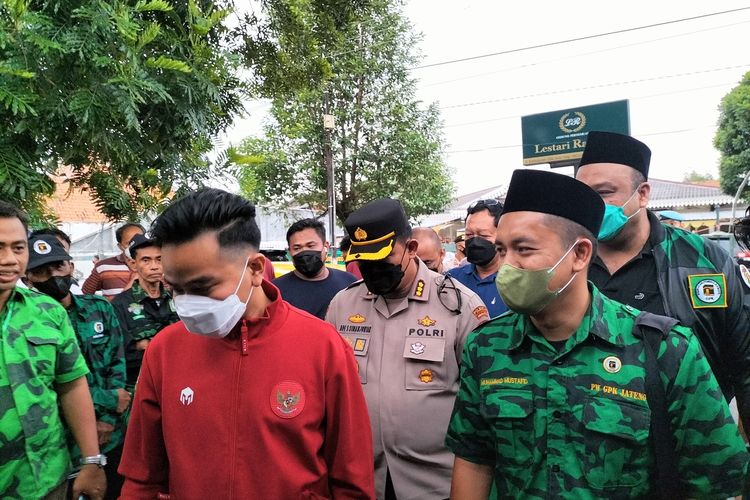 Wali Kota Solo Gibran Rakabuming Raka mendatangi Geraka Pemuda Kabah (GBK) di kawasan Gedung Lestari Rahayu, Kartopuron, Kecamatan Serengan, Jawa Tengah.
