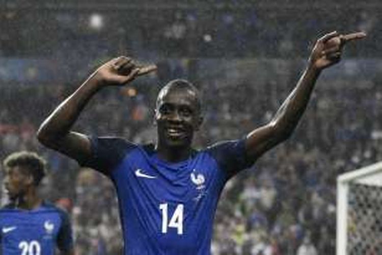 Gelandang Perancis dan Paris Saint-Germain, Blaise Matuidi, merayakan keberhasilan negaranya yang lolos ke babak semifinal Piala Eropa 2016, di Stade de France, 3 Juli 2016.