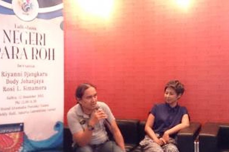 Dody Johanjaya dan Riyanni Djangkaru dalam talkshow buku Negeri Para Roh di Kompas Gramedia Fair 2015, JCC, Jakarta, Sabtu (12/12/2015)