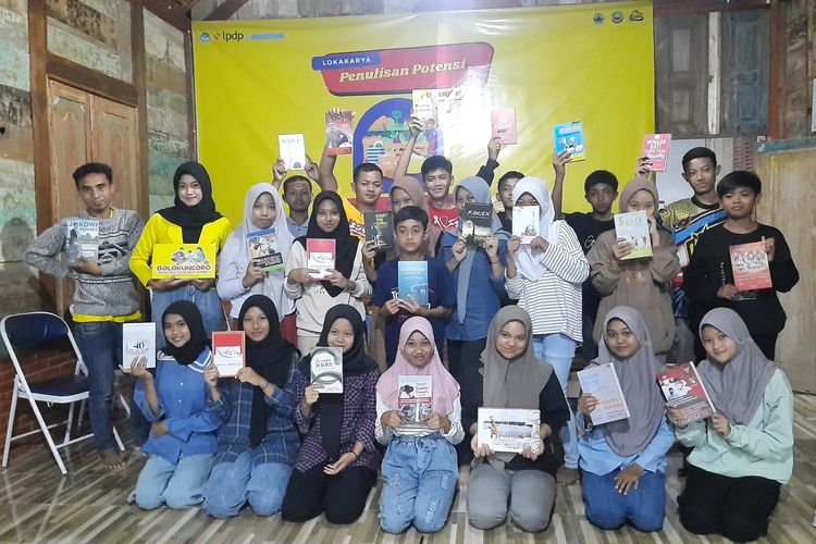 Sejumlah pelajar menunjukkan buku kiriman dari Gibran Rakabuming Raka saat sedang berada di Perpustakaan Desa Nglarohgunung, Kecamatan Jepon, Kabupaten Blora, Jawa Tengah, Senin (19/12/2022)