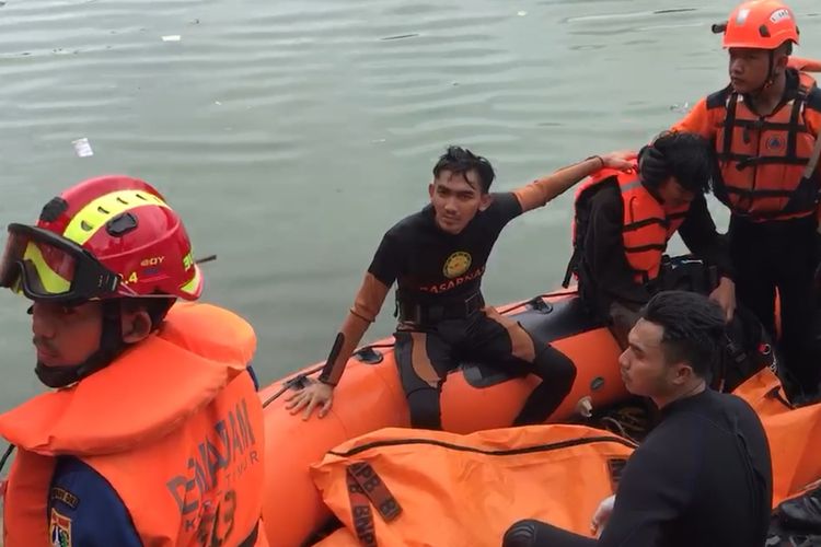 Remaja laki-laki berinisial A (17) ditemukan tewas di Danau Rawa Badung, Jatinegara, Cakung, Jakarta Timur, Minggu (3/3/2024).