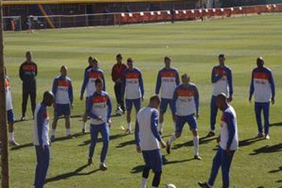 Para pemain Belanda melakukan latihan di depan publik di lapangan rugby Wits University, Johannesburg, Minggu (20/6/2010).
