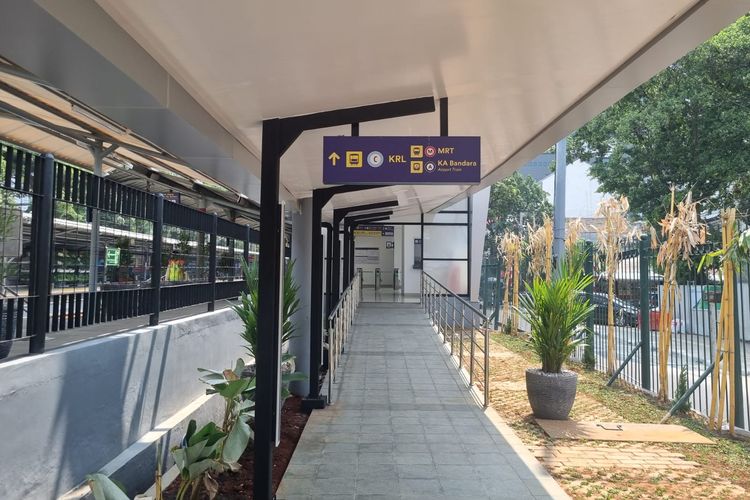 Papan penunjuk arah di Stasiun KRL Sudirman yang akan memudahkan masyarakat berganti transportasi dari LRT Jabodebek di Stasiun Dukuh Atas ke KRL Jabodetabek, KA Bandara, atau MRT Jakarta di Stasiun KRL Sudirman.