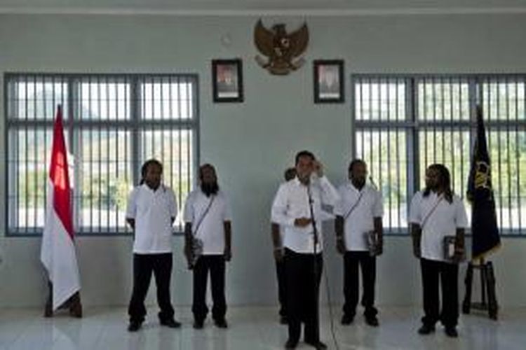 Presiden Joko Widodo berbicara saat avara pemberian grasi kepada lima narapida politik, (kiri ke kanan belakang) Jefrai Murib, Kimanus Wenda, Apotnalogolik Lokobal , Numbungga Telenggen, dan Linus Hiluka, di LP Kelas II Abepura, Jayapura, Papua, 9 Mei 2015.