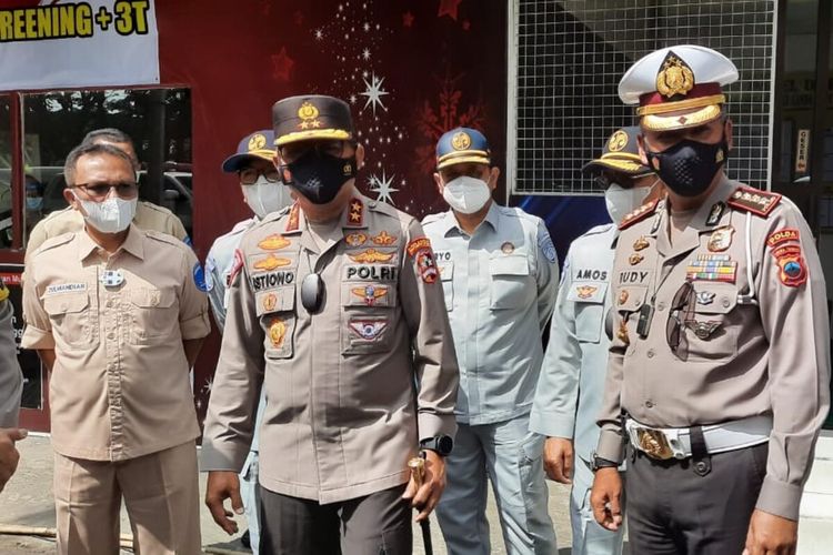 Kepala Korps Lalu Lintas (Kakorlantas) Polri Irjen Pol Istiono bersama jajaran saat meninjau pospam Faroka dalam menghadapi mudik Lebaran 2021 di Kelurahan Kerten, Kecamatan Laweyan, Solo, Jawa Tengah, Rabu (28/4/2021).