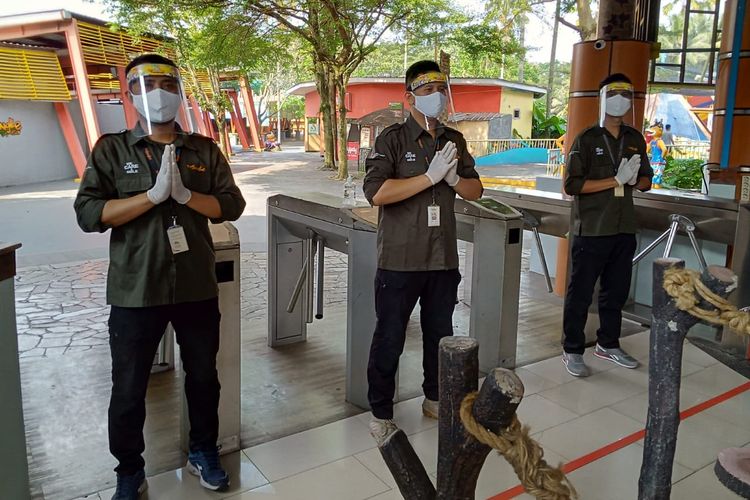 Petugas The Jungle Waterpark Bogor menggunakan alat pelindung diri berupa face shield, masker, dan sarung tangan.