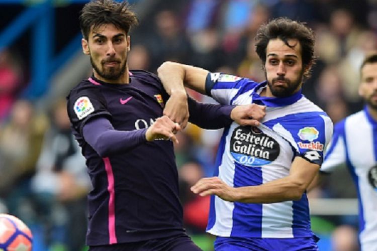 Gelandang Barcelona, Andre Gomes, berduel dengan defender Deportivo La Coruna, Alejandro Arribas, pada pertandingan Divisi Primera La Liga di Riazor, Minggu (12/3/2017). 