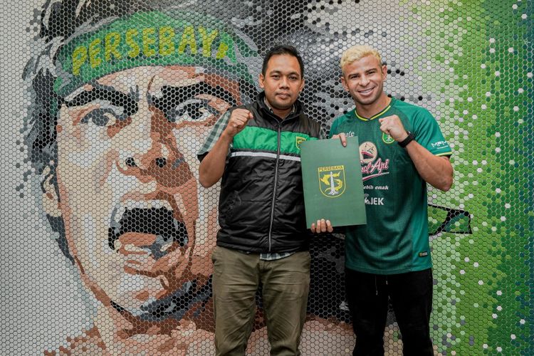 Diogo Campos Gomes bersama manajer tim Candra Wahyudi saat diperkenalkan di kantor marketing Persebaya. Campos membukukan enam assist dan empat gol sepanjang putaran pertama. Manajemen Persebaya yakin, pemain 28 tahun itu akan menambah daya gedor tim sepanjang putaran kedua. (Persebaya)