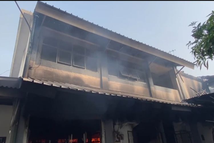 Kebakaran Kantor BPN Karawang Hanguskan 90 Persen Gedung Utama, Tiga Rak Arsip Berhasil Diamankan