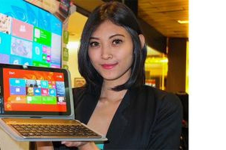 Model memeragakan tablet Acer Iconia W4 dalam acara peluncuran di Jakarta, Rabu (22/1/2014)