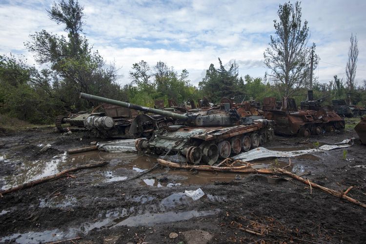 In this photo provided by the Ukrainian Military Unit Kholodnyi Yar, destroyed tanks are seen on a road close to Izium, Kharkiv region, Ukraine, Tuesday, Sept. 13, 2022.