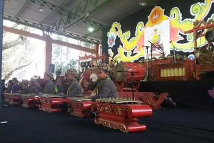 anak-anak salah satu Sekolah Dasar saat memainkan alat musik Gamelan 