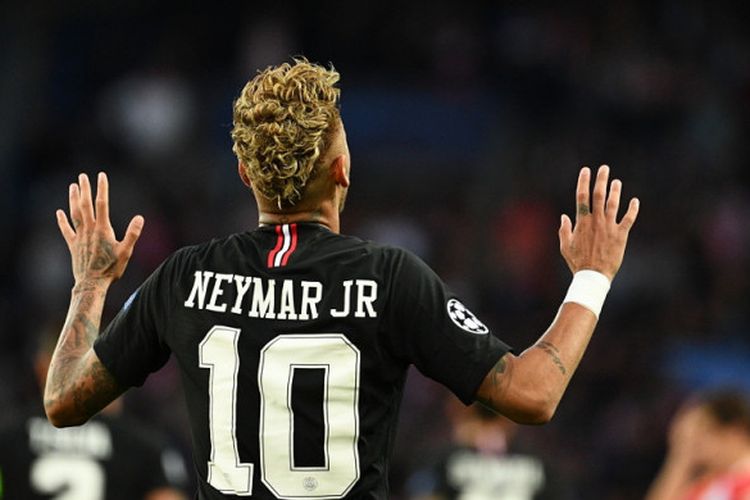 Selebrasi penyerang PSG, Neymar Junior, seusai mencetak gol ke gawang Crvena Zvezda pada laga Grup C Liga Champios 2018-2019 di Stadion Parc des Princes, Paris, Prancis, pada Rabu (3/10/2018).
