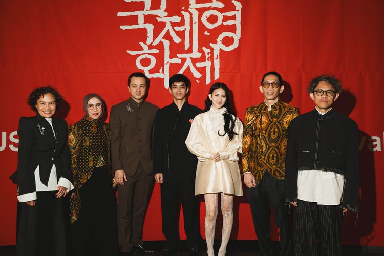 Dari kiri ke kanan; Mira Lesmana, Melly Goeslaw, Nicholas Saputra, El Putra Sarira, Harleya Princy, Anto Hoed, dan Riri Riza di BIFF 2025.