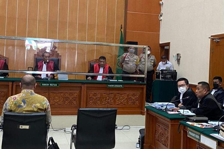 Hotman Paris Hutapea selaku Kuasa Hukum Irjen Teddy Minahasa mempertanyakan mengapa ada jaksa penuntut umum yang menangani kasus mantan Kadiv Propam Polri Ferdy Sambo di PN Jakarta Barat, Senin (20/2/2023). 