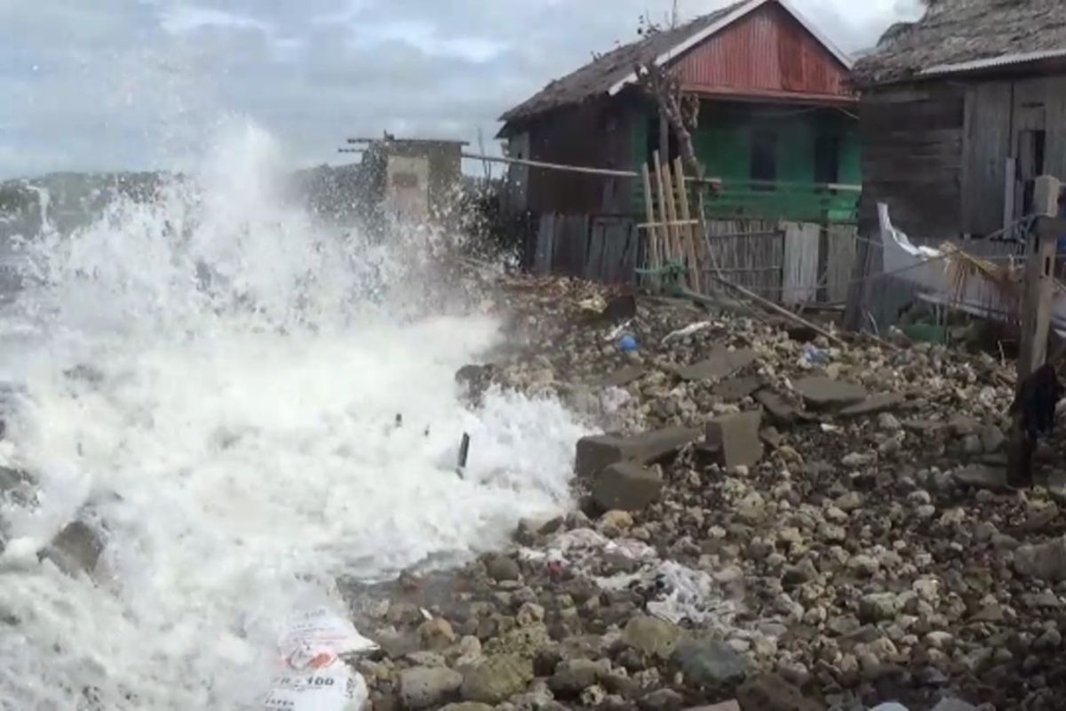 Gelombang Tinggi Tinggi 4 Meter Obrak-Abrik Tanggul dan Pemukiman Warga Polewali