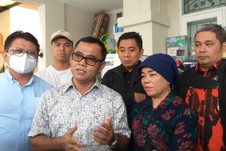 Ayah mertua mendiang Vanessa Angel, Faisal (tengah) ibu mertuanya Dewi Zuhriati bersama putranya Frans dan tim kuasa hukum saat jumpa pers soal hasil banding hak perwalian Gala Sky yang diajukan Doddt Sudrajat, Sabtu (16/7/2022), di rumah kawasan Srengseng, Jakarta Barat..