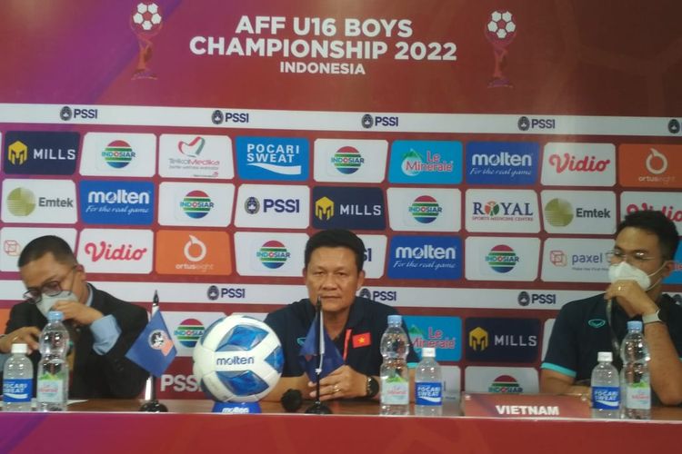 Pelatih timnas U16 Vietnam, Nguyen Quoc Tuan, pada konferensi pers pasca laga semifinal Piala AFF U16 2022 kontra Thailand, Rabu (10/8/2022).
