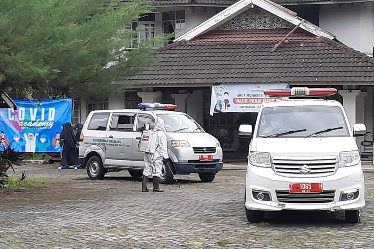 Puluhan ambulans sedang melakukan evakuasi ratusan santri positif corona klaster pesantren ke tempat isolasi darurat Hotel Crown, Kota Tasikmalaya.