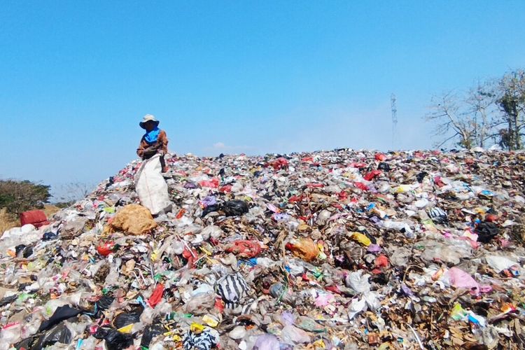 Tetap Mengais Sampah di Tengah Bara TPA Milangasri, Mbah Sadirah: Kalau Tidak Kerja Bagaimana