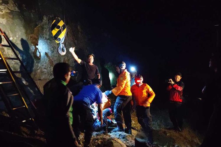 Tim SAR gabungan melakukan proses evakuasi terhadap korban yang tersesat di atas bukit menggunakan alat crane, Kamis (13/6/2024) malam.