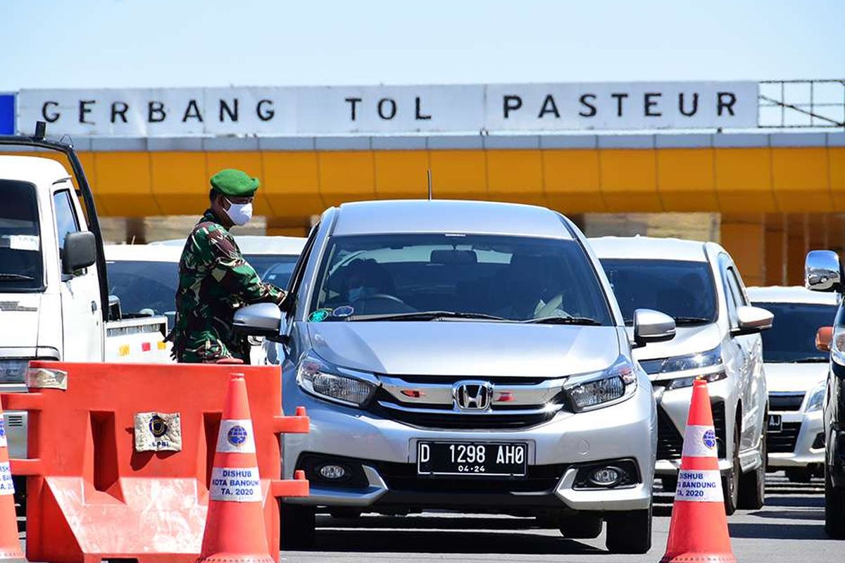 Penumpukan kendaraan terjadi saat petugas melakukan penyekatan di depan Gerbang Tol Pasteur, Kota Bandung, Jawa Barat, Selasa (6/7/2021). Selama PPKM Darurat, Kota Bandung tertutup bagi warga dari luar wilayahnya, hal tersebut dilakukan untuk menekan mobilitas masyarakat dan mengurangi penyebaran Covid-19.