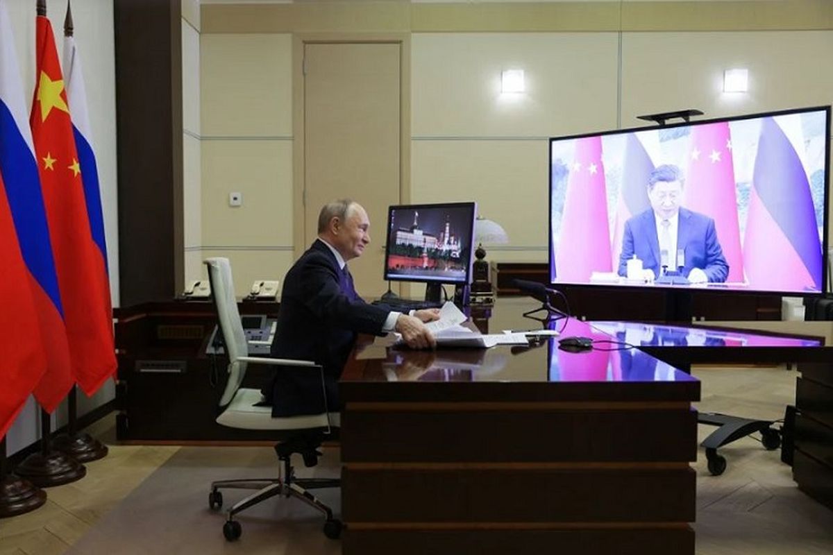 Presiden Rusia, Vladimir Putin, berbicara dengan pemimpin China, Xi Jinping, melalui sebuah panggilan video dari kediaman Putin di luar Moskwa pada Selasa (21/1/2025)
