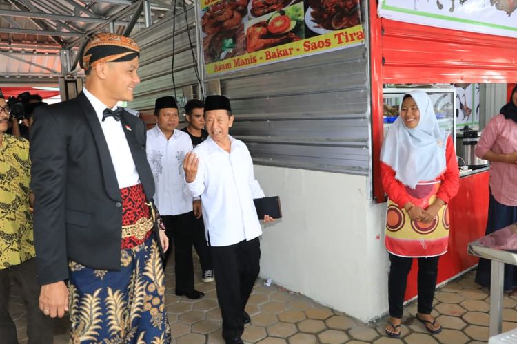Gubernur Ganjar Pranowo meresmikan lapak pedagang kuliner mustahik binaan Baznas Provinsi Jawa Tengah di area Masjid Agung Jawa Tengah, Sabtu (4/5/2019).