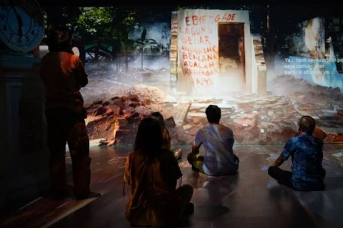 Pengunjung tengah mengamati sajian interaktif yang ada di Diorama Arsip Jogja.