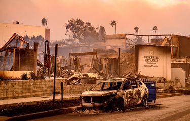 Kebakaran hutan Los Angeles menghanguskan 1.000 rumah mewah di Pacific Palisades, Rabu (8/1/2025). Sedikitnya lima orang tewas dalam bencana di kota terbesar kedua di Amerika Serikat ini.