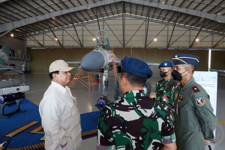 Menteri Pertahanan (Menhan) Prabowo Subianto saat mengunjungi Pangkalan TNI Angkatan Udara (Lanud) Iswahjudi, Magetan, Jawa Timur, Jumat (8/7/2022).
