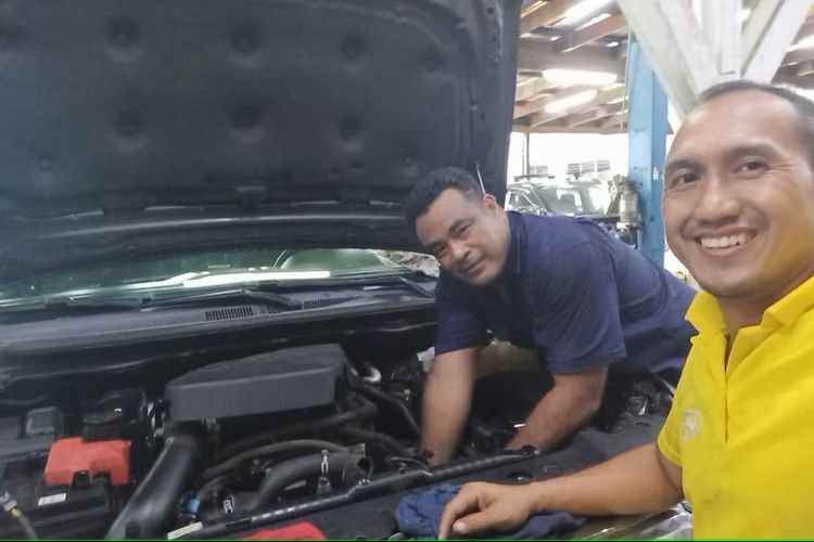 Dede Komarudin (kanan) asal Cirebon dikontrak dua tahun untuk menjadi mekanik mobil di Samoa.