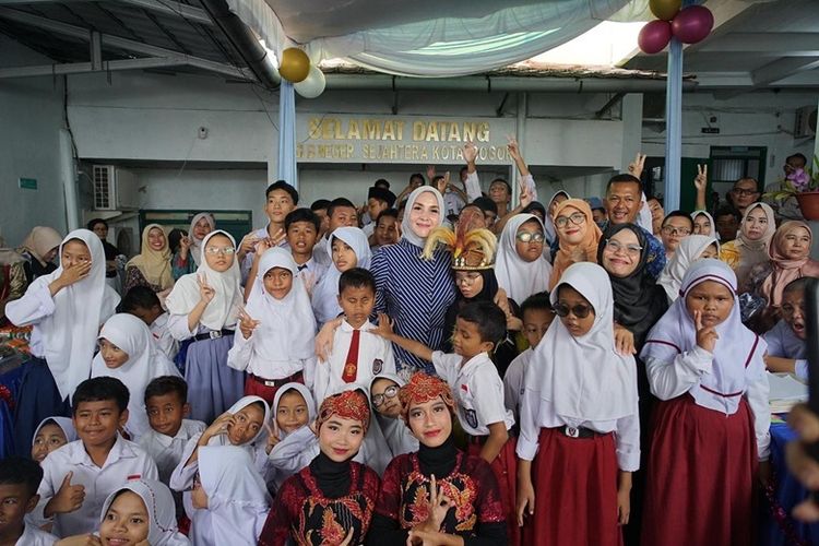 Ketua TP-PKK Kota Bogor Yantie Rachim bersama siswa SLBN Sejahtera Kota Bogor. 