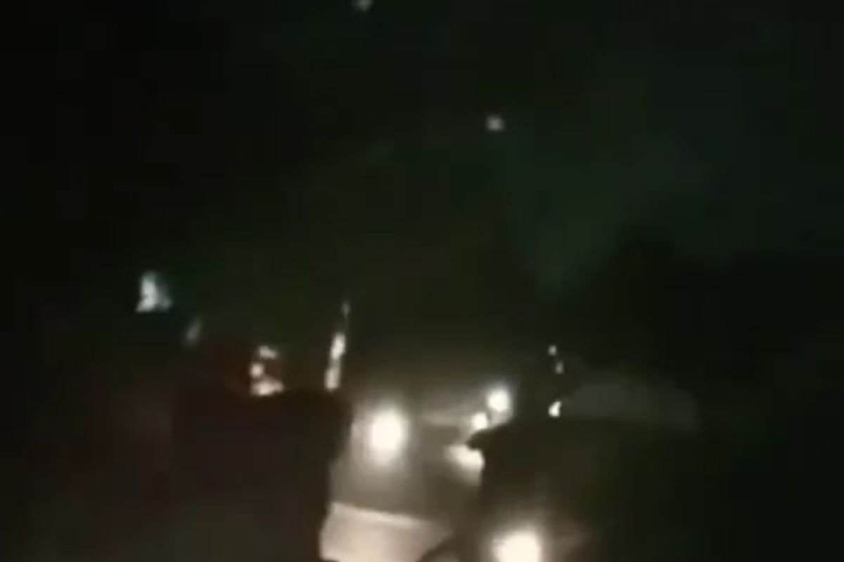 Tangkapan layar video gerombolan pengendara motor membawa senjata tajam di kawasan Pondok Aren, Tangerang Selatan