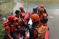 Petugas Gabungan Lakukan Pencarian Pemuda yang Hilang di Cengkareng Drain