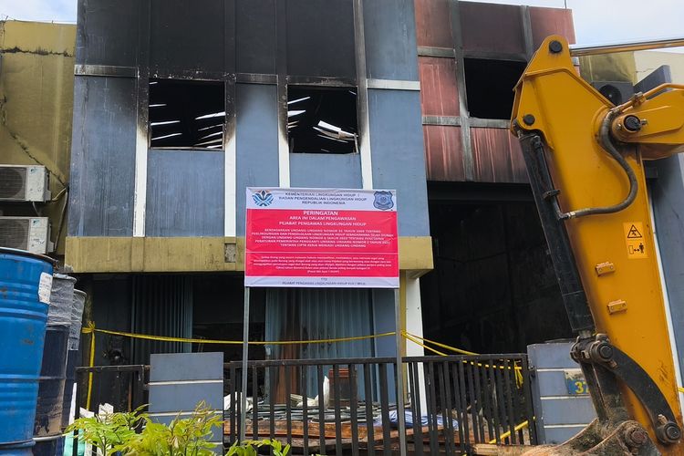 Gudang pestisida di Taman Tekno, Serpong, Tangsel, yang sempat terbakar, kini dipasangi segel pada Jumat (13/2/2026).