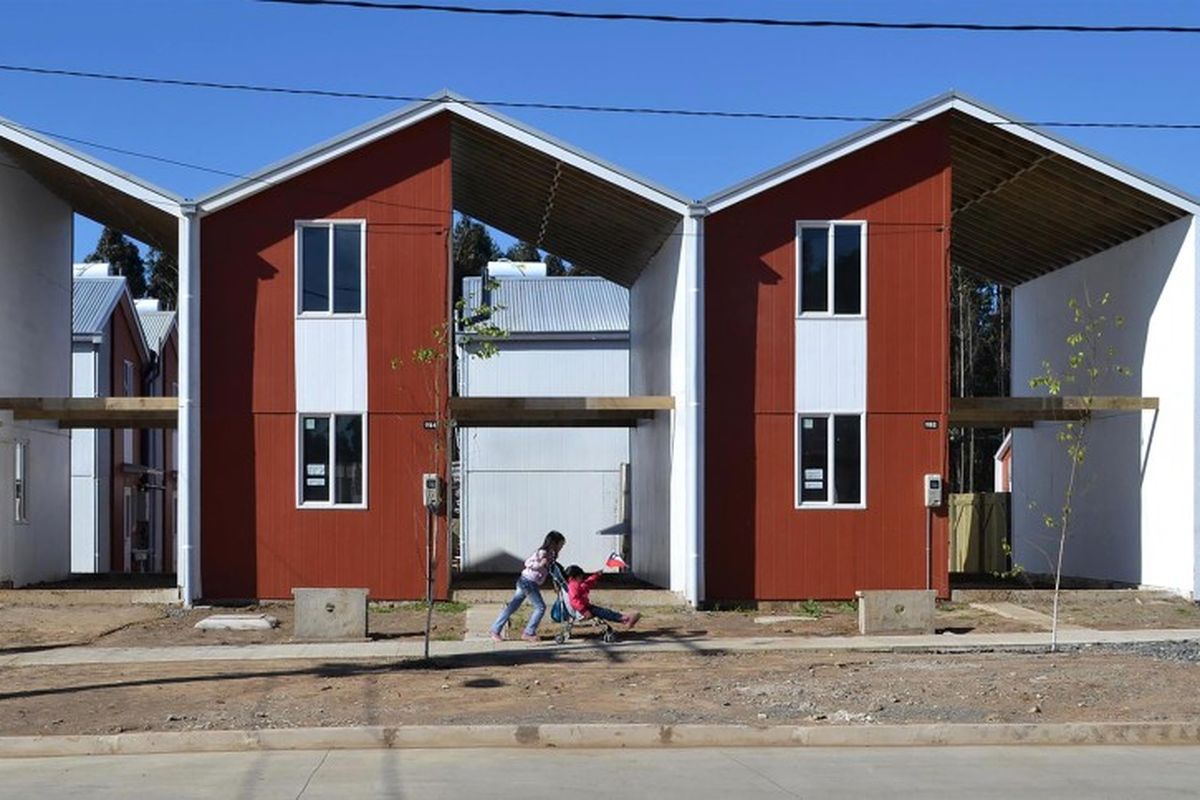 Dari ide ini, dia mulai membangun rumah setengah jadi. Sehingga kelak, mereka yang menempatinya mampu membangun sisa luas rumah saat sudah memiliki dana.