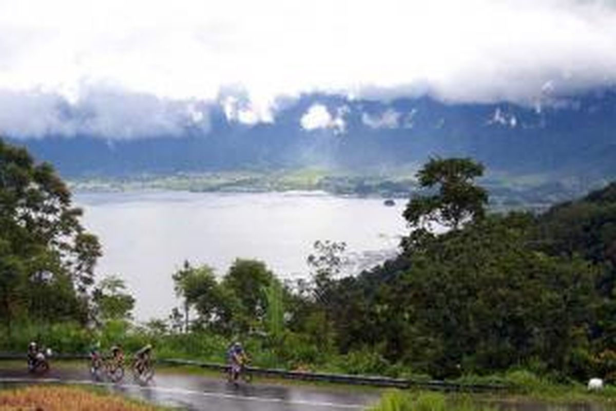 Pebalap sepeda Tour de Singkarak 2013 melintasi kelokan 30 di kawasan obyek wisata Danau Mainjau, Kabupaten Agam, Sumatera Barat, Selasa (4/6/2013).  