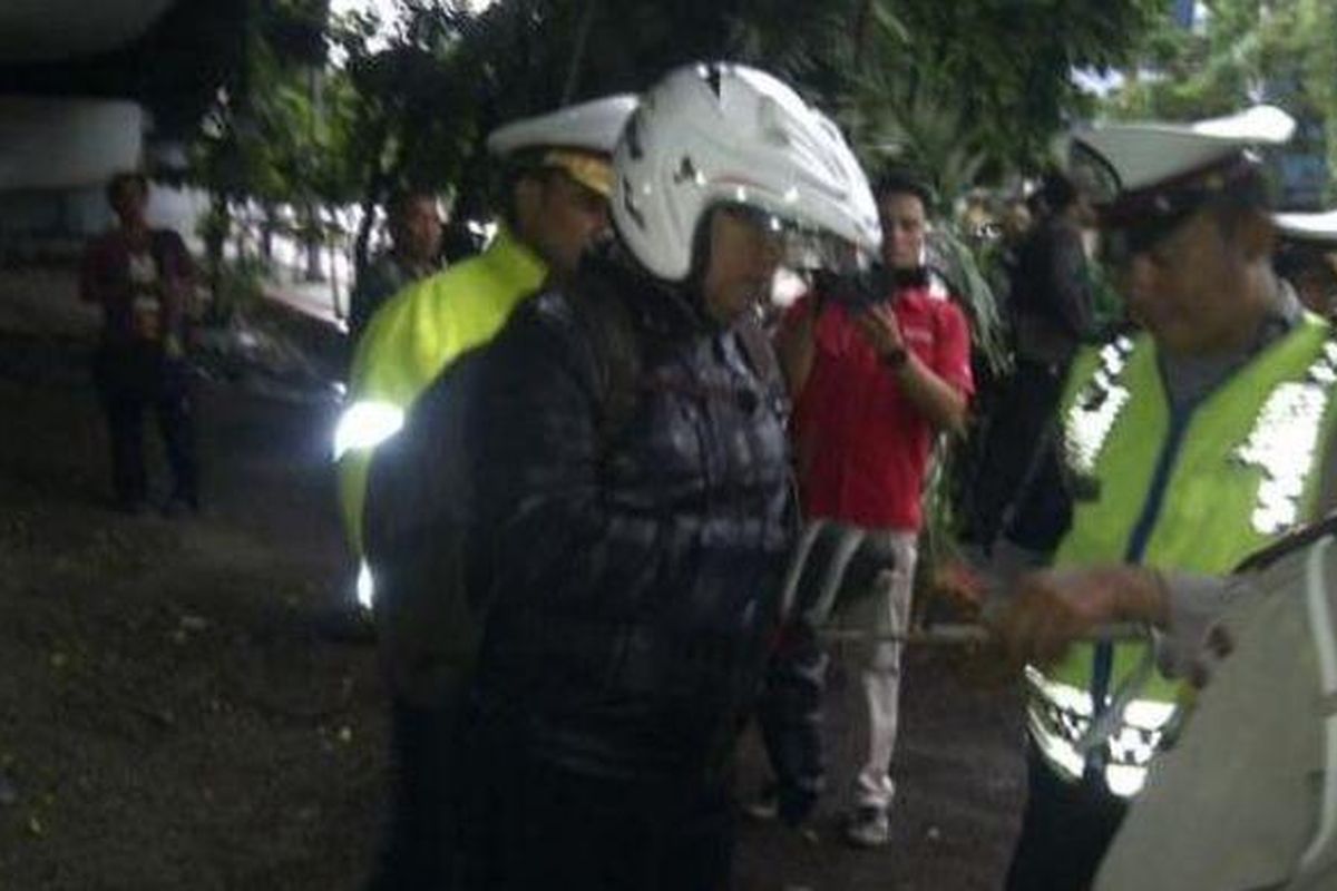 Polisi lalu lintas menilai seorang anggota Polantas yang menerobos jalur bus transjakarta di Jalan MT Haryono, Jakarta Selatan, Jumat (8/11/2013).