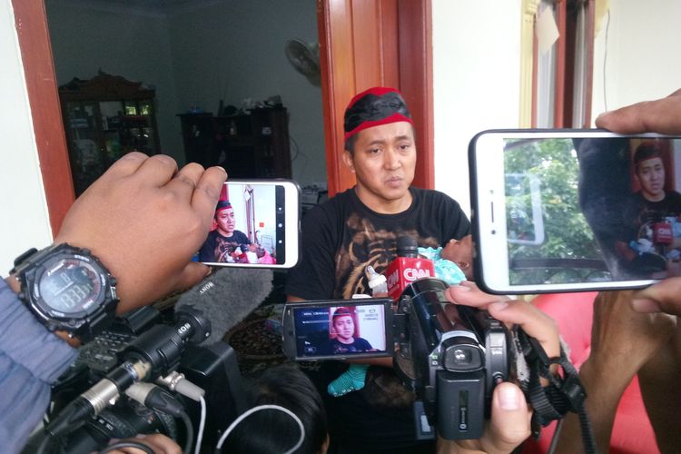 Tedy tampak memperlihatkan cctv di rumahnya saat sesi wawancara dengan awak media, Rabu (8/1/2020).